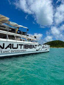 A boat heading towards a beach filled with white sand